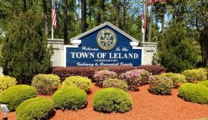 Town of Leland sign